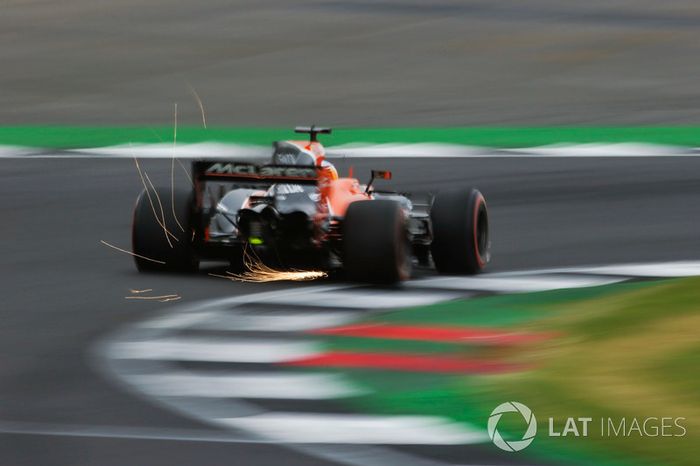 Vuelan chispas desde el coche de Fernando Alonso, McLaren MCL32