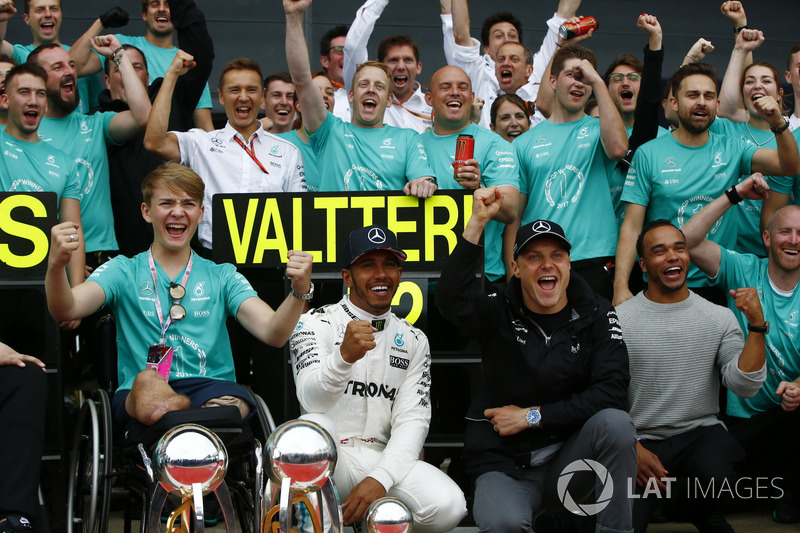 Race winner Lewis Hamilton, Mercedes AMG F1, second place Valtteri Bottas, Mercedes AMG F1, celebrate with Billy Monger and the team