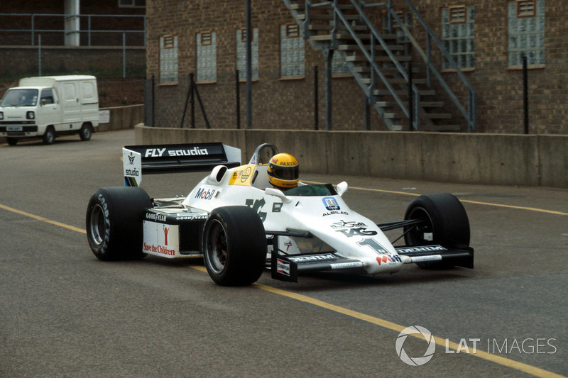 Ayrton Senna, se prepara para dar su primera vuelta en el Williams FW08C