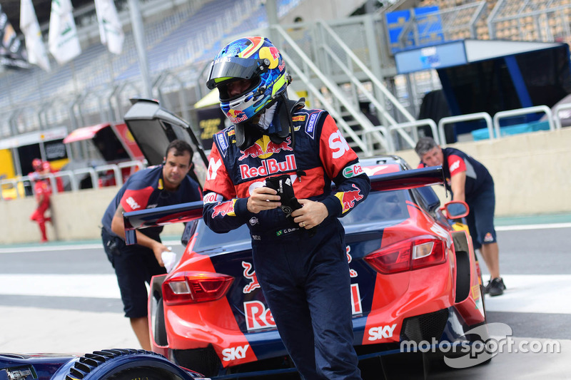 “Estou me sentindo horrível. É a sensação de que você só veio fazer número. Isso não é nada bom. Sei lá, 15 anos de Stock Car e essa é a terceira vez que eu chego à última corrida do ano sem chance de ganhar.