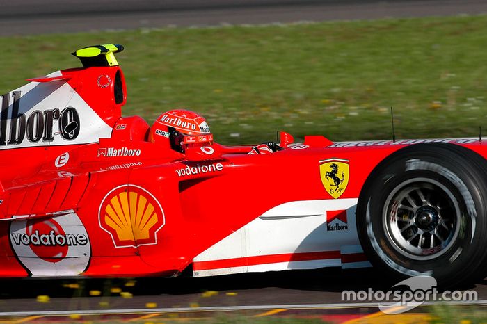 Valentino Rossi, conduce el Ferrari F2004 en Fiorano en abril de 2004, en lo que iba a ser una prueba secreta y lleva una casco de repuesto de Schumacher