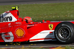 Valentino Rossi pilote la Ferrari F2004, dans ce qui est une seance d'essais secrète en portant un casque de Michael Schumacher