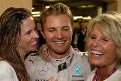 Nico Rosberg, de Mercedes AMG F1 celebra su campeonato del mundo con esposa Vivian Rosberg y madre S