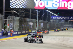 Маршал біить попереду Ніко Росберга AMG F1 W07 Hybrid