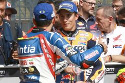 Hector Barbera, Avintia Racing y Marc Márquez, Repsol Honda Team en parc ferme