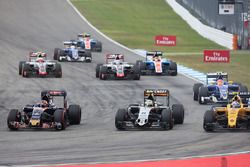 Daniil Kvyat, Scuderia Toro Rosso STR11; Sergio Perez, Sahara Force India F1 VJM09; and Jolyon Palmer, Renault Sport F1 Team RS16 at the start of the race