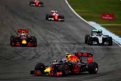 Даниэль Риккардо, Red Bull Racing RB12, Нико Росберг, Mercedes AMG F1 W07 Hybrid и Макс Ферстаппен,
