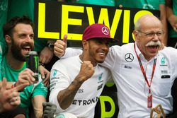 Ganador de la carrera Lewis Hamilton, Mercedes AMG F1 celebra con el Dr. Dieter Zetsche, Daimler AG