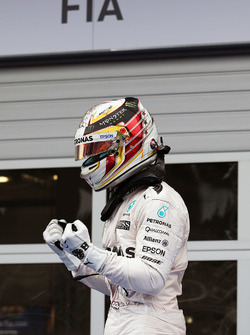 Il vincitore della gara Lewis Hamilton, Mercedes AMG F1 W07 Hybrid festeggia nel parco chiuso