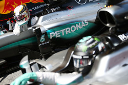 Обладатель поула - Льюис Хэмилтон, Mercedes AMG F1 W07 и второе место - Нико росберг, Mercedes AMG P