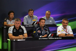 Прес-конференція: гоночний інженерHaas F1 Team Айао Коматсу, директор Pirelli Motorsport Пол Хембрі,