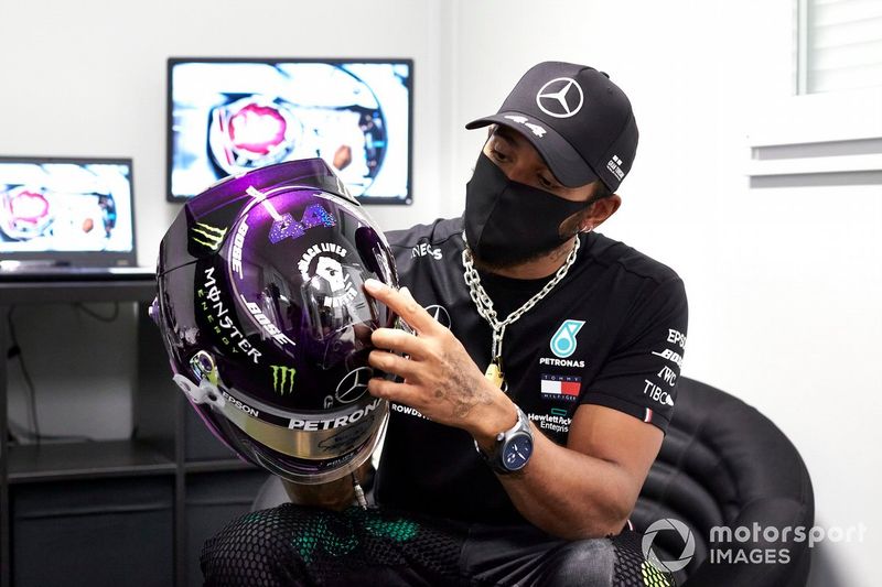 Lewis Hamilton, Mercedes AMG F1, con su casco por el Black Lives Matter