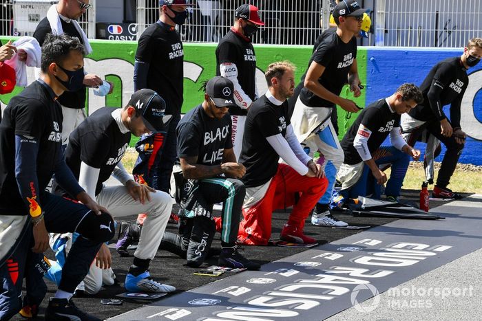 Nicholas Latifi, Williams Racing, Lewis Hamilton, Mercedes-AMG Petronas F1, Sebastian Vettel, Ferrari, y los otros pilotos se arrodillan en la parrilla para apoyar la campaña 