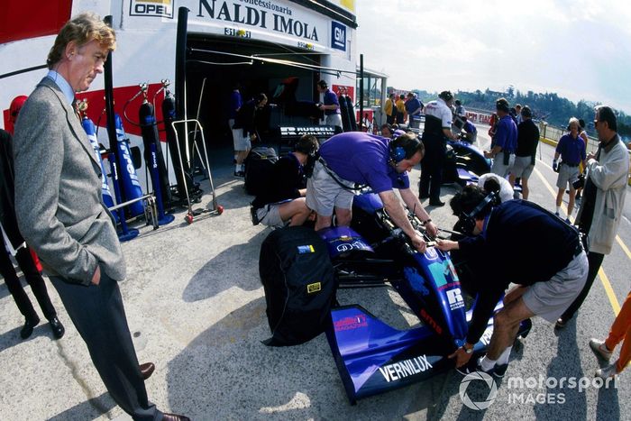 Max Mosley, Presidente de la FIA y antiguo copropietario observa a Simtek Research David Brabham, Simtek S941