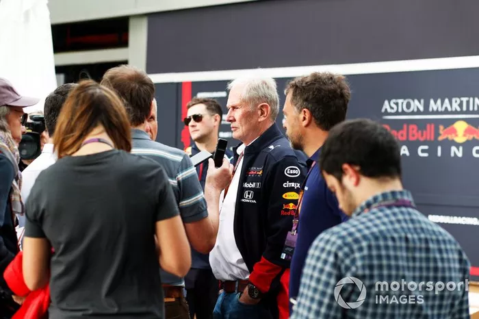 Helmut Marko, consultor de Red Bull Racing, habla con los medios de comunicación