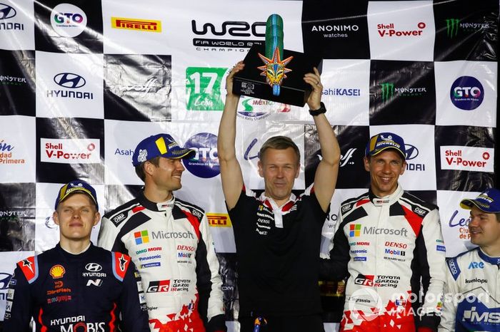 Podio: los ganadores Sébastien Ogier, Julien Ingrassia, Toyota Gazoo Racing WRT Toyota Yaris WRC, Kaj Lindström