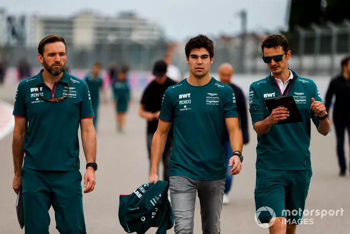 Lance Stroll, Aston Martin, camina la pista
