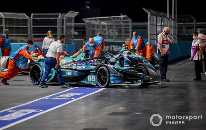 Tom Blomqvist (NIO 333, NIO 333 001) es ayudado en el pitlane para moverse