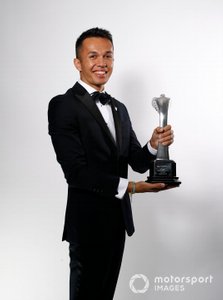 Alexander Albon con su premio Novato del Año
