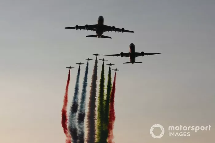 Aviones pasan sobre el circuito