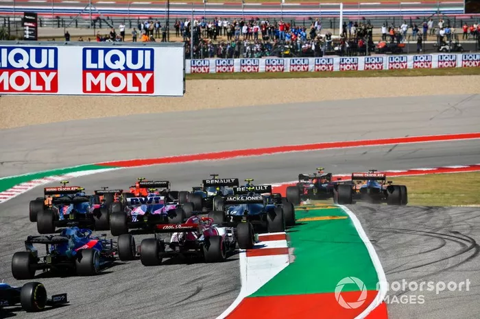Alex Albon, Red Bull Racing RB15,  Carlos Sainz Jr., McLaren MCL34 al inicio