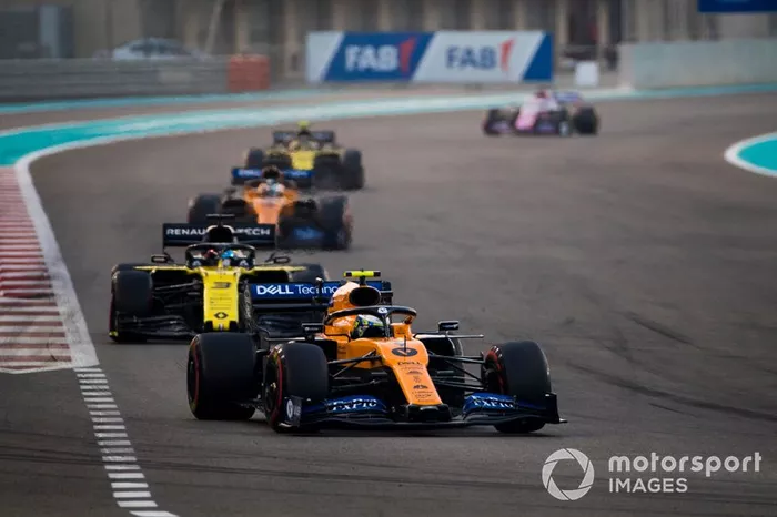 Lando Norris, McLaren MCL34, precede Daniel Ricciardo, Renault F1 Team R.S.19, Carlos Sainz Jr., McLaren MCL34, e Nico Hulkenberg, Renault F1 Team R.S. 19