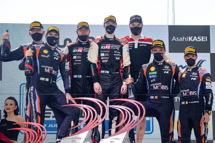 Podio: ganadores Kalle Rovanperä, Jonne Halttunen, Toyota Gazoo Racing WRT Toyota Yaris WRC, segundo lugar Craig Breen, Paul Nagle, Hyundai Motorsport Hyundai i20 Coupe WRC, tercer lugar Thierry Neuville, Martijn Wydaeghe, Hyundai Motorsport Hyundai i20 Coupe WRC