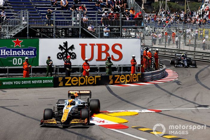 Lando Norris, McLaren MCL35M, Pierre Gasly, AlphaTauri AT02