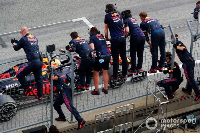 Max Verstappen, Red Bull Racing RB16B, cruza la línea de meta para ganar la carrera 