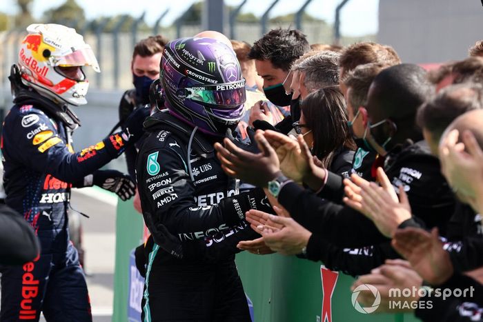 Segundo lugar Max Verstappen, Red Bull Racing y el ganador Lewis Hamilton, Mercedes, celebra con el equipo en Parc Ferme