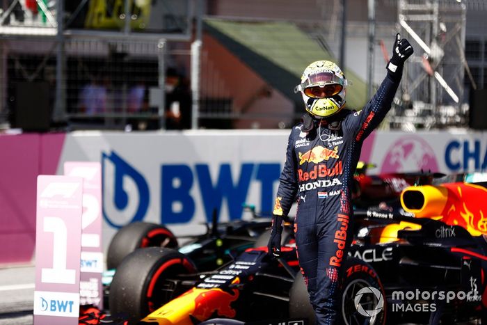 Ganador de la pole Max Verstappen, Red Bull Racing, en Parc Ferme