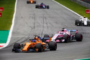 Fernando Alonso, McLaren MCL33, devant Sergio Perez, Racing Point Force India VJM11, et Charles Leclerc, Sauber C37