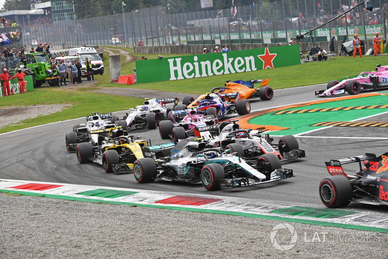 Valtteri Bottas, Mercedes AMG F1 W09 Romain Grosjean, Haas F1 Team VF-18 Carlos Sainz Jr., Renault Sport F1 Team RS 18 and Esteban Ocon, Racing Point Force India VJM11 at the start of the race
