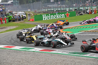 Valtteri Bottas, Mercedes AMG F1 W09 Romain Grosjean, Haas F1 Team VF-18 Carlos Sainz Jr., Renault Sport F1 Team RS 18 and Esteban Ocon, Racing Point Force India VJM11 at the start of the race