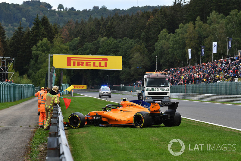 Vandoorne üçüncü antrenmanda Bottas'ı geçmeye çalışırken spin atıyor