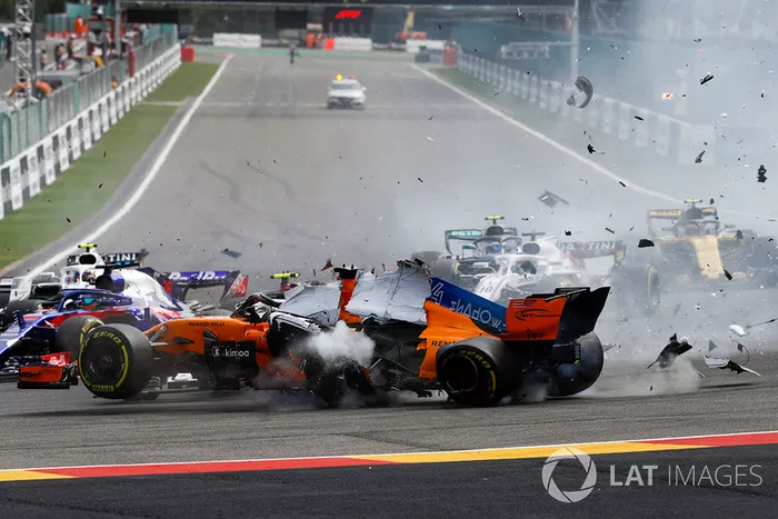 Fernando Alonso, McLaren MCL33, vuela sobre Charles Leclerc, Sauber C37, despues del contacto de Nico Hulkenberg, Renault Sport F1 Team R.S. 18, en la salida