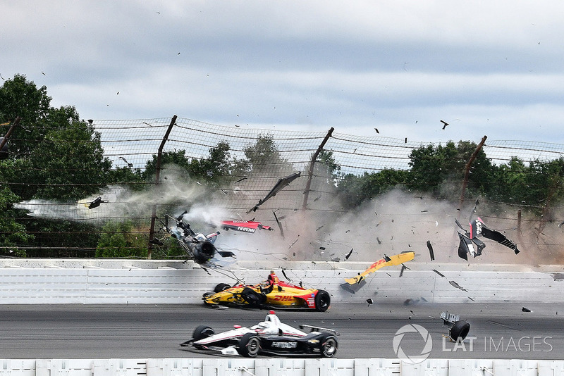 Crash: Robert Wickens, Schmidt Peterson Motorsports Honda, Ryan Hunter-Reay, Andretti Autosport Honda