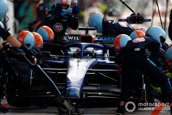 Alex Albon, Williams FW45, hace una parada en boxes