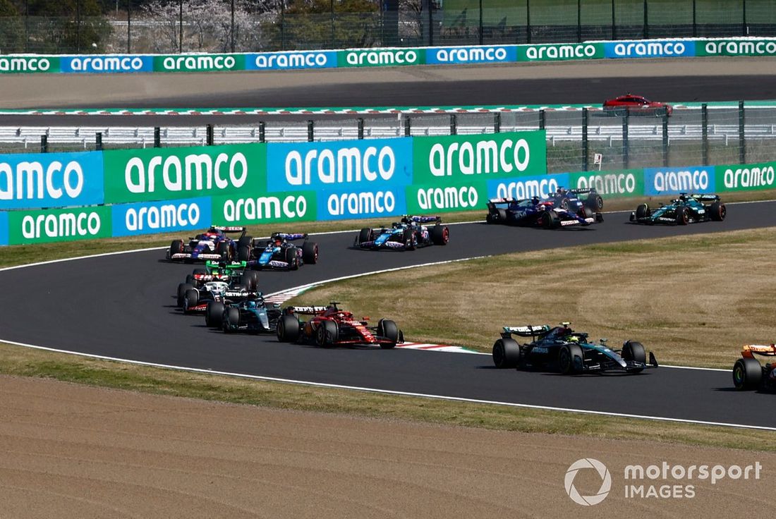 Daniel Ricciardo, RB F1 Team VCARB 01 y Alex Albon, Williams Racing, chocan mientras Lewis Hamilton, Mercedes F1 W15, Charles Leclerc, Ferrari SF-24, George Russell, Mercedes F1 W15, Nico Hulkenberg, Haas VF-24, el remiador del campo.