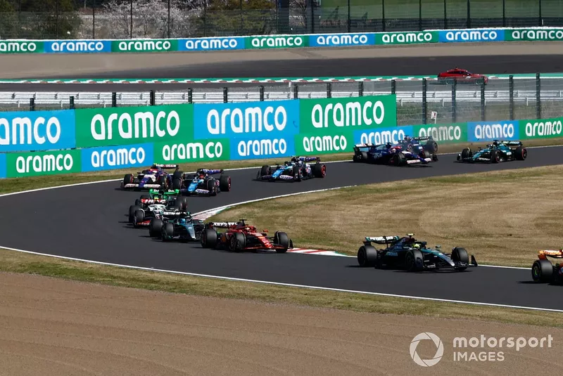 Daniel Ricciardo, RB F1 Team VCARB 01 et Alex Albon, Williams Racing, s'écrasent alors que Lewis Hamilton, Mercedes F1 W15, Charles Leclerc, Ferrari SF-24, George Russell, Mercedes F1 W15, Nico Hulkenberg, Haas VF-24, se retrouvent en tête du peloton.