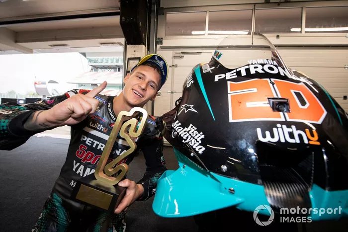 Ganador Fabio Quartararo, Petronas Yamaha SRT con el trofeo