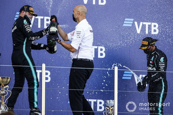 Podio: ganador de la carrera Valtteri Bottas, Mercedes-AMG F1, tercer lugar Lewis Hamilton, Mercedes-AMG F1