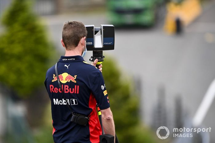 Un mecánico de Red Bull Racing con una cámara