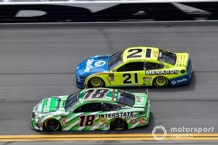  Kyle Busch, Joe Gibbs Racing, Toyota Camry Interstate Batteries,  Paul Menard, Wood Brothers Racing, Ford Mustang Menards / Dutch Boy