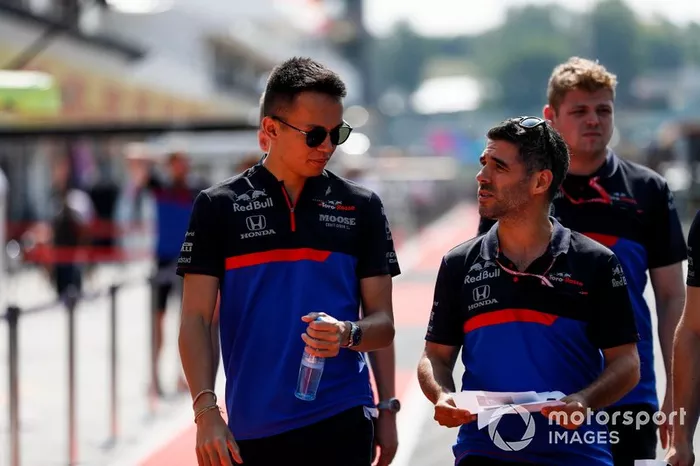 Alexander Albon, Toro Rosso, ispeziona il circuito con il suo team