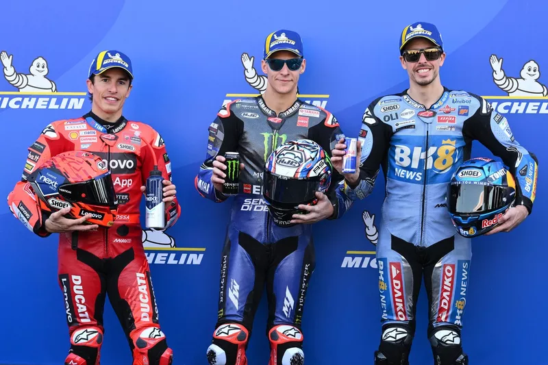 Le Polesitter Fabio Quartararo, Yamaha Factory Racing, le deuxième Marc Marquez, Ducati Team, le troisième Alex Marquez, Gresini Racing.