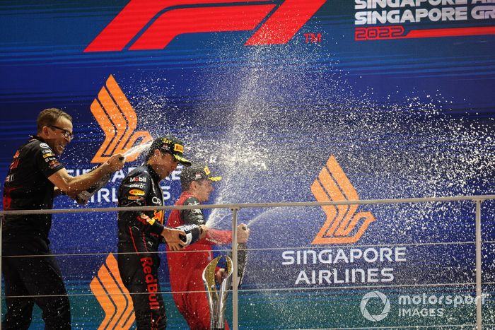 Podio: segundo lugar Charles Leclerc, Ferrari, ganador Sergio Pérez, Red Bull Racing