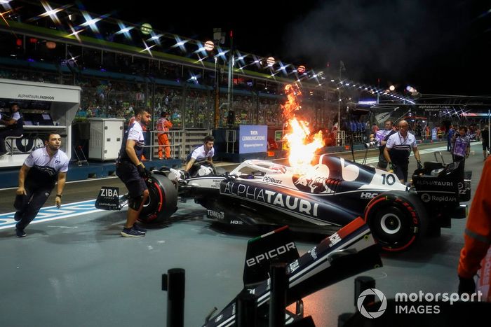 El coche de Pierre Gasly, AlphaTauri AT03, se incendia en los boxes