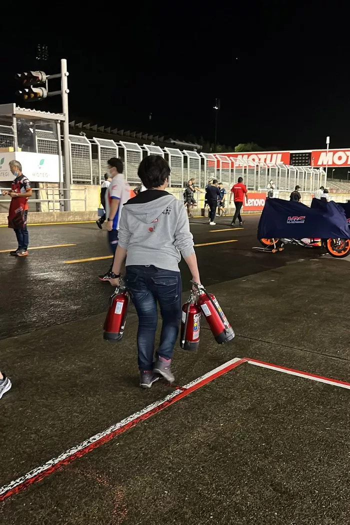 Fuego en el box del Marc VDS en Motegi 