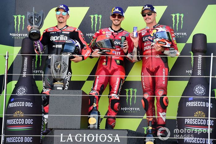 Podio: ganador Francesco Bagnaia, equipo Ducati, segundo lugar Maverick Viñales, equipo Aprilia Racing, tercer lugar Jack Miller, equipo Ducati